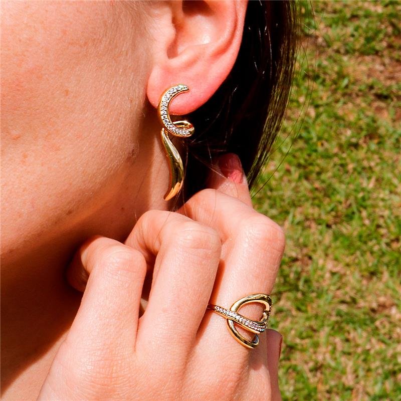 BRINCO CURVAS COM PEDRAS DE ZIRCÔNIA